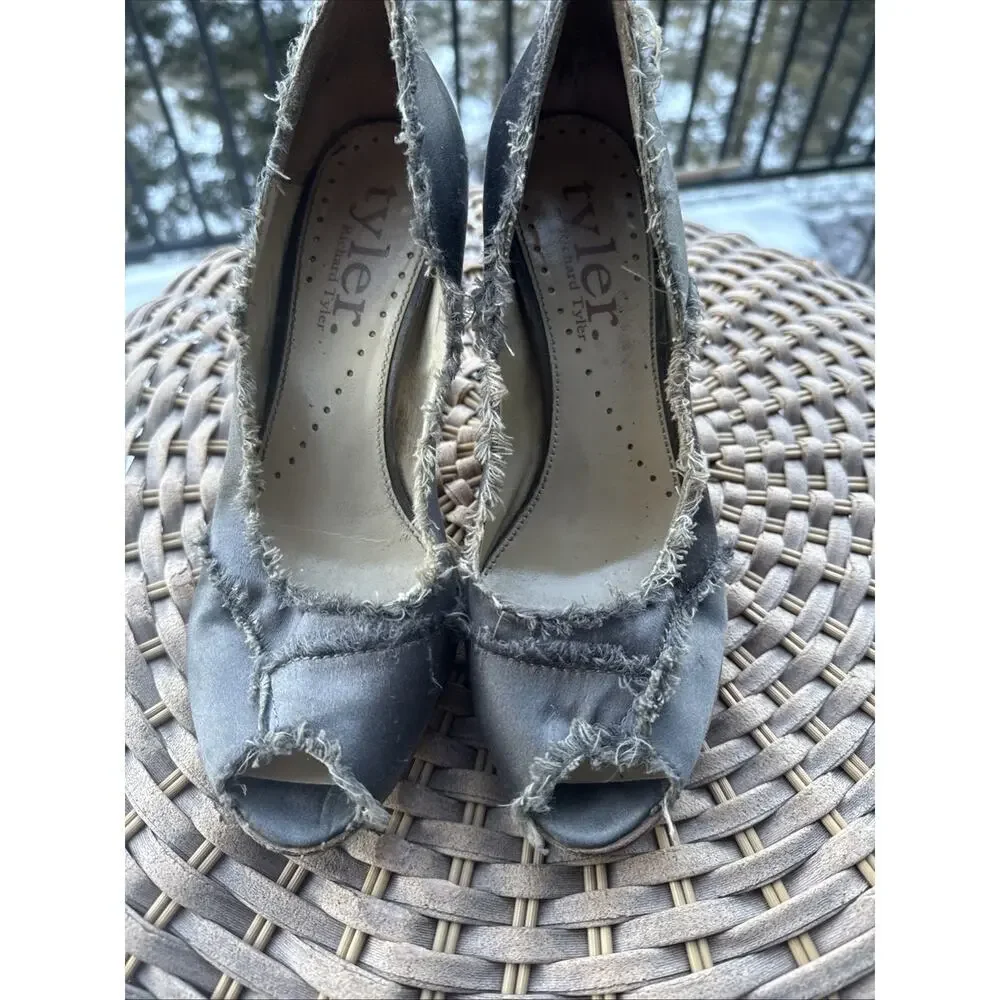RICHARD TYLER Gunmetal Pewter anisette 7.5 m Peep Toe Heels Distressed